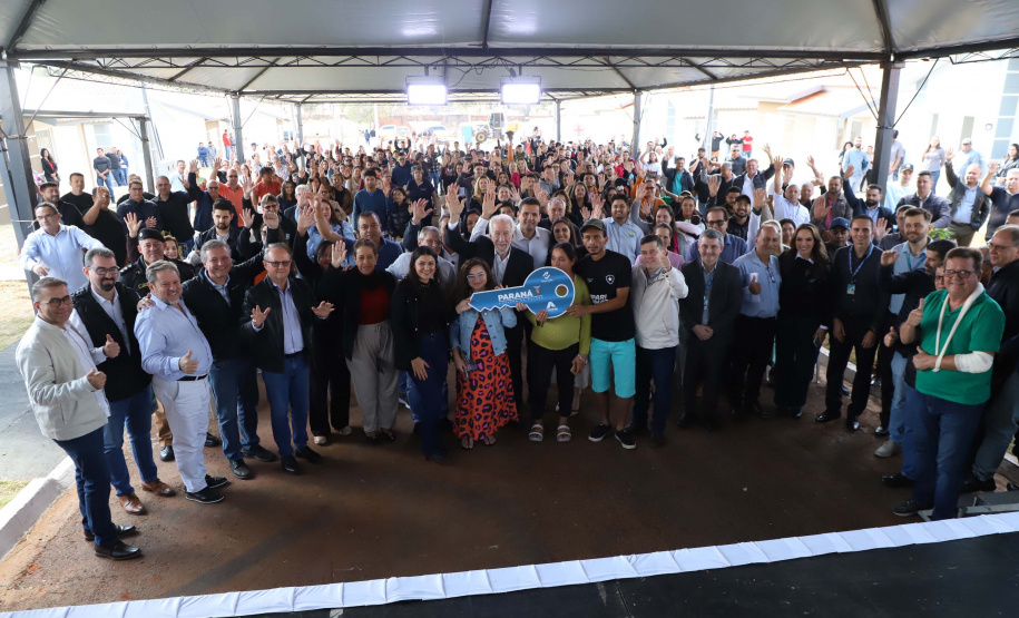 Darci Piana entrega residencial com 120 casas a famílias de Nova Londrina