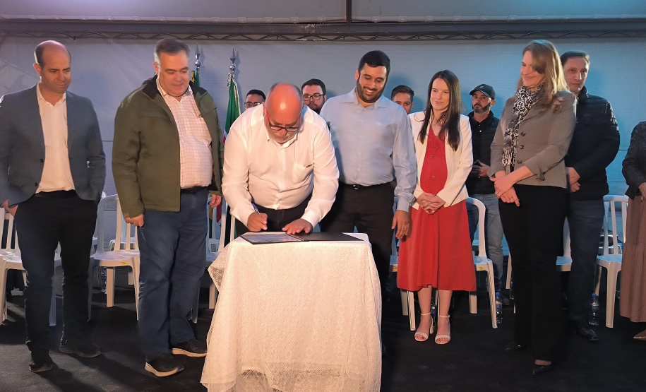 Governo do Estado assina ordem de serviço para maternidade de Reserva