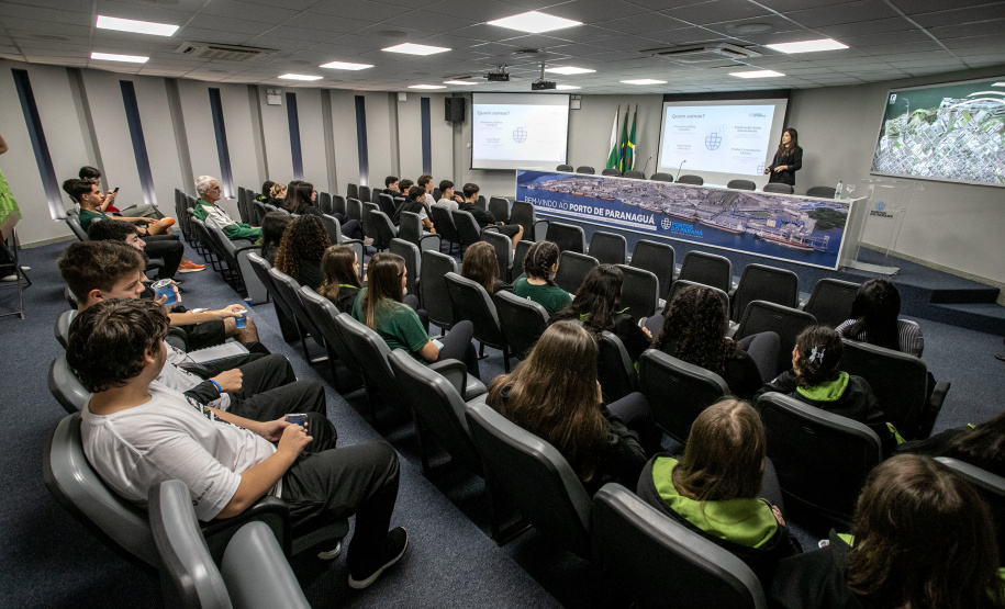 Mais de 1,2 mil visitantes conheceram o Porto de Paranaguá este ano