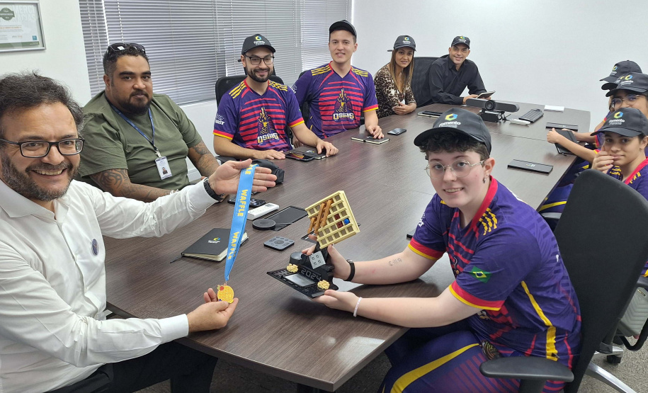 Fomento Paraná recebe equipe de estudantes que participaram de torneio internacional de robótica