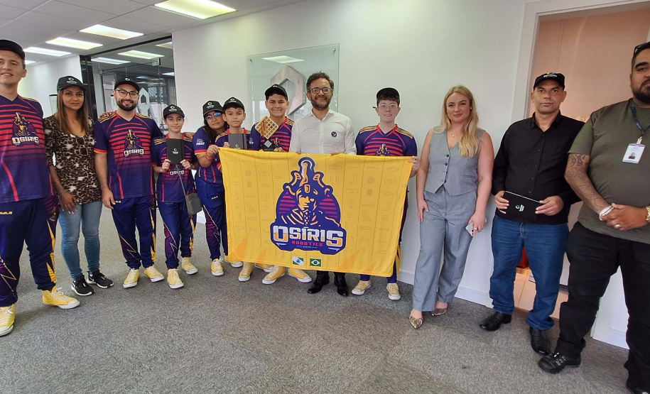 Fomento Paraná recebe equipe de estudantes que participaram de torneio internacional de robótica