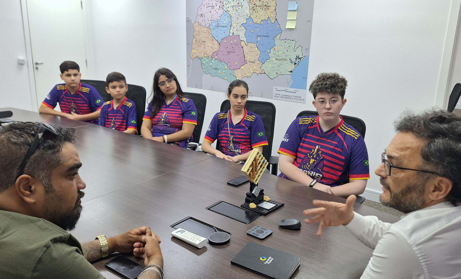 Fomento Paraná recebe equipe de estudantes que participaram de torneio internacional de robótica
