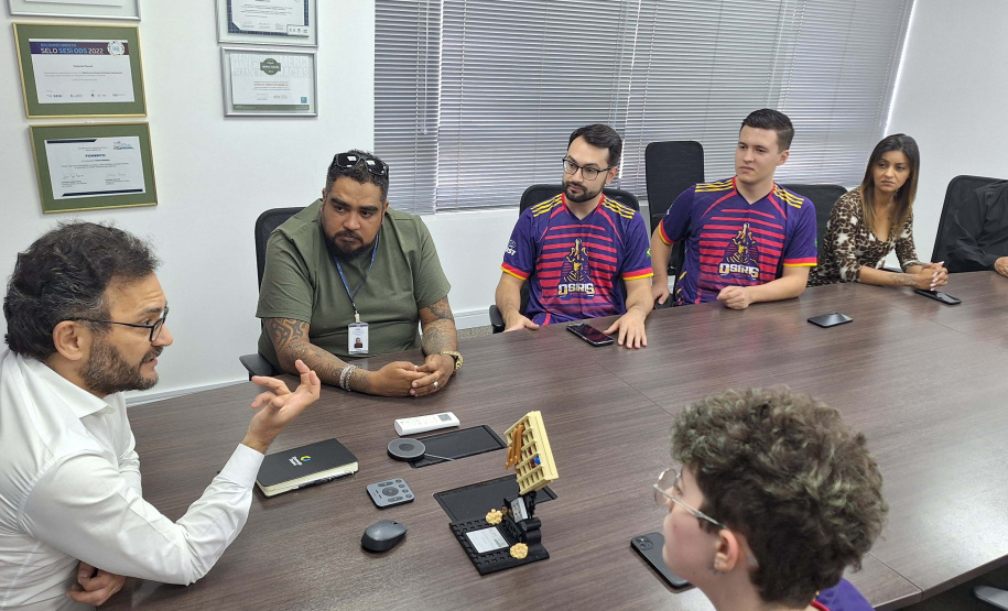 Fomento Paraná recebe equipe de estudantes que participaram de torneio internacional de robótica