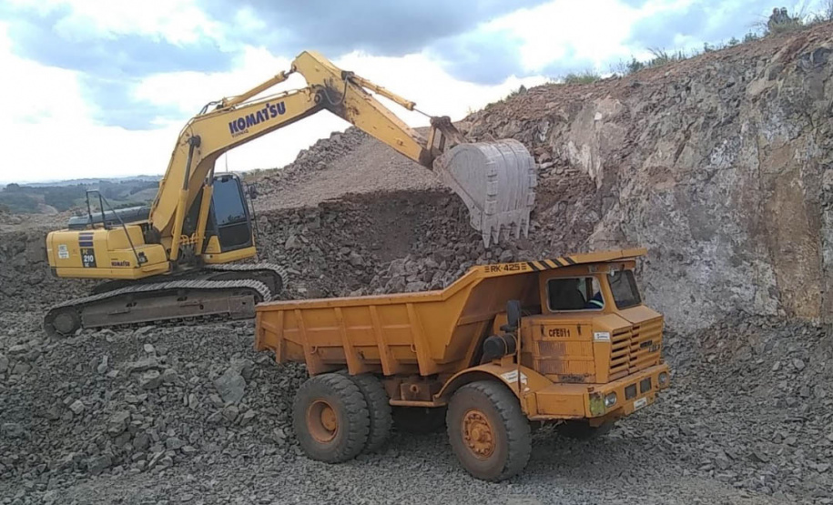 Pavimentação entre Pitanga e Mato Rico está 74% finalizada