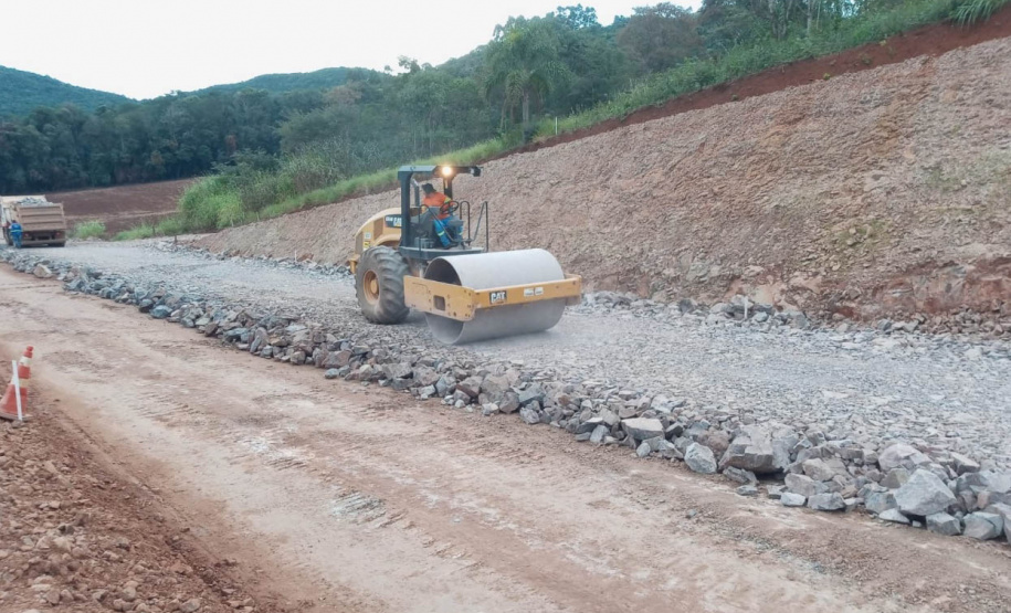 Pavimentação entre Pitanga e Mato Rico está 74% finalizada