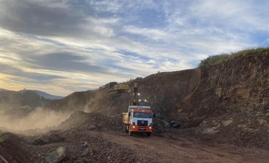 Pavimentação entre Pitanga e Mato Rico está 74% finalizada