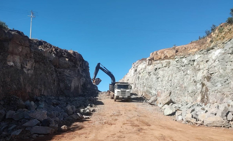 Pavimentação entre Pitanga e Mato Rico está 74% finalizada