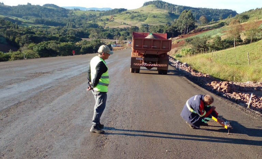 Pavimentação entre Pitanga e Mato Rico está 74% finalizada