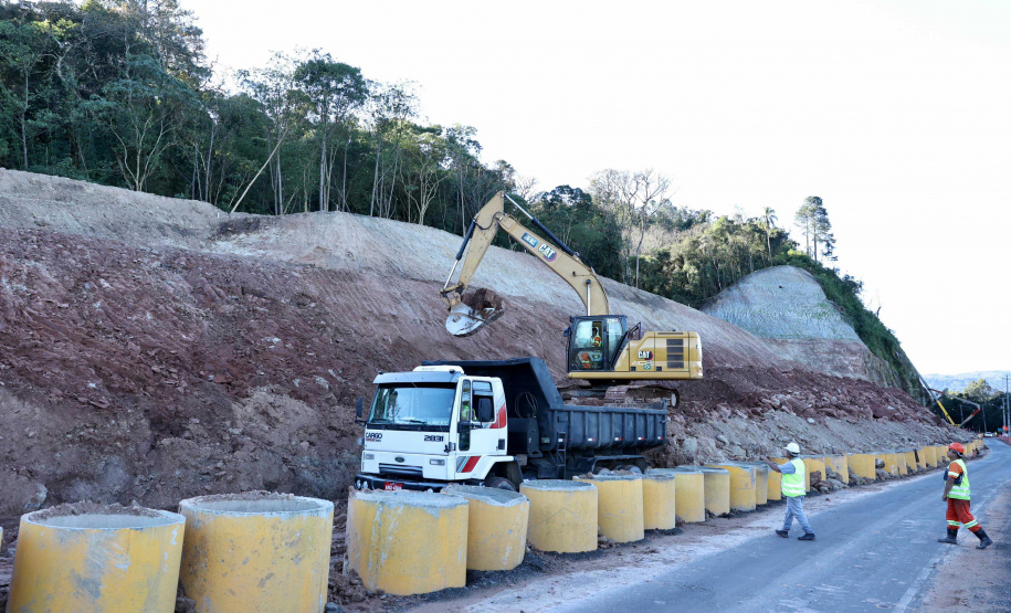Estabilização de encosta ao lado de rodovia avança em União da Vitória