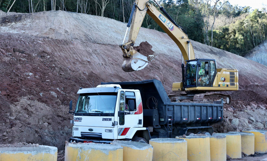 Estabilização de encosta ao lado de rodovia avança em União da Vitória