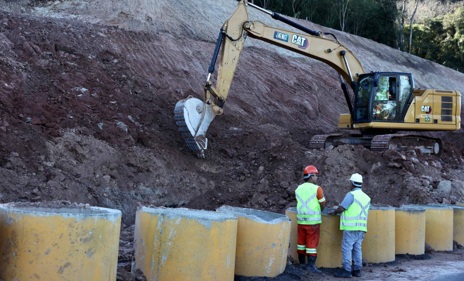 Estabilização de encosta ao lado de rodovia avança em União da Vitória