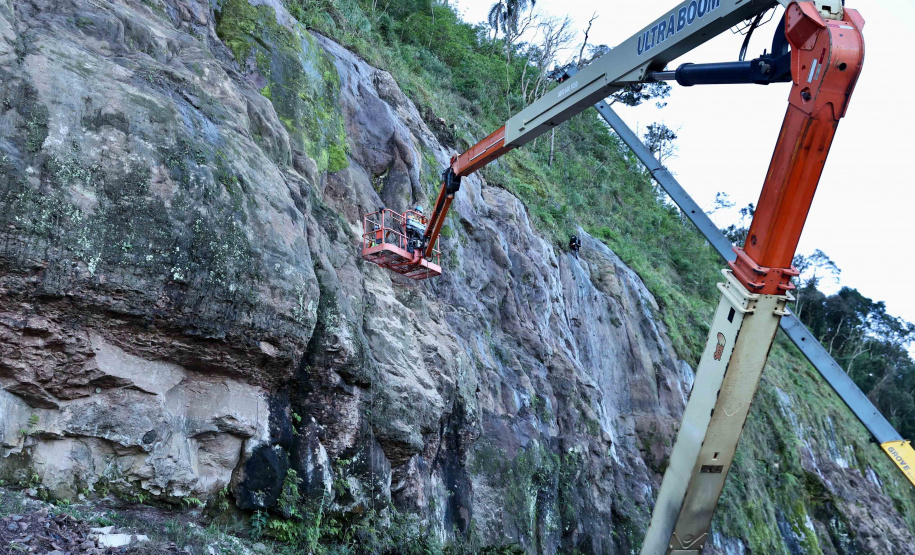 Estabilização de encosta ao lado de rodovia avança em União da Vitória