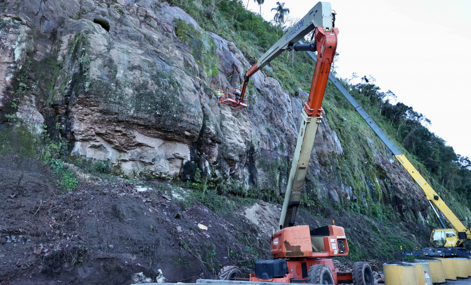 Estabilização de encosta ao lado de rodovia avança em União da Vitória