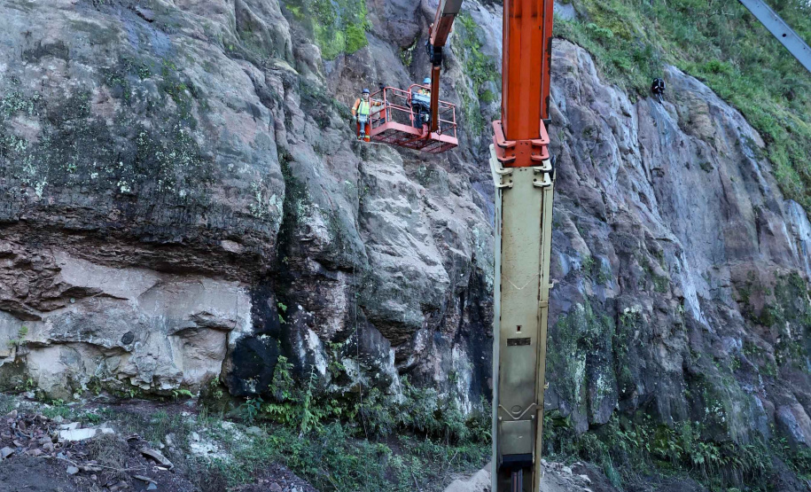 Estabilização de encosta ao lado de rodovia avança em União da Vitória