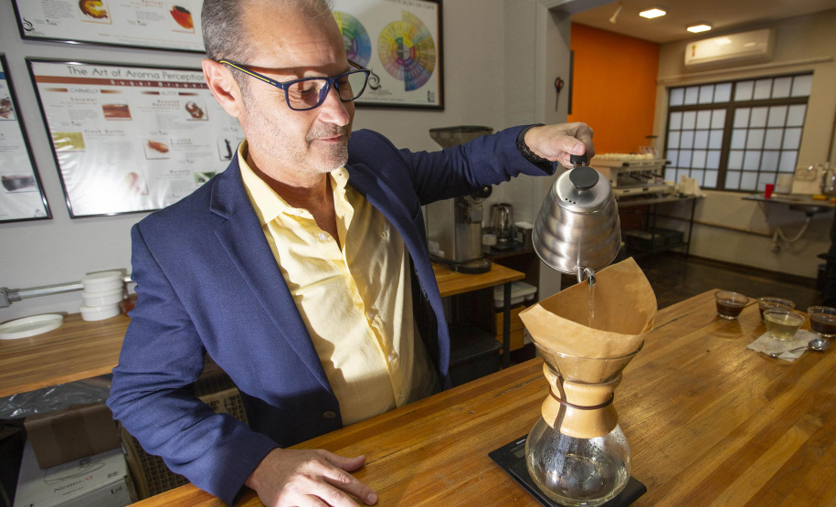 Com apoio do Tecpar, empreendedores vão produzir água especial para o preparo de cafés