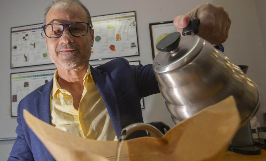 Com apoio do Tecpar, empreendedores vão produzir água especial para o preparo de cafés
