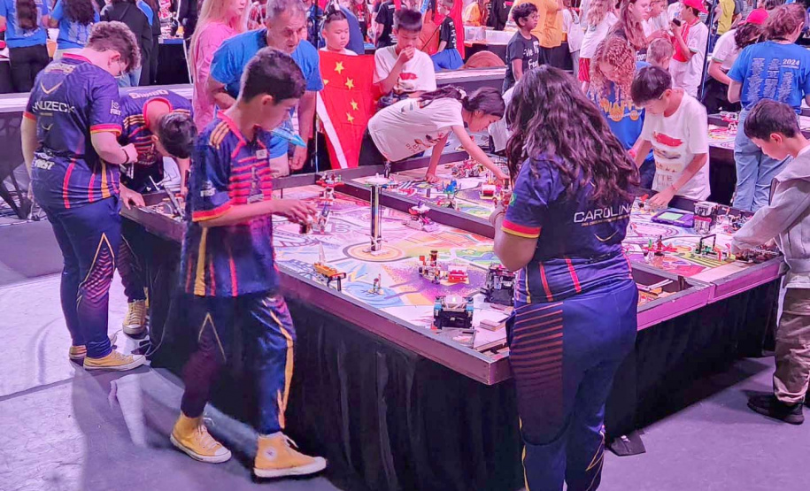 Estudantes de 13 a 28 anos de colégios públicos e privados de Curitiba e região alcançaram a segunda colocação entre 100 equipes de vários países em um torneio internacional realizado nos dias 7 a 9 de junho em Massachusetts. Projeto deles visa melhorar a mobilidade de pessoas idosas.