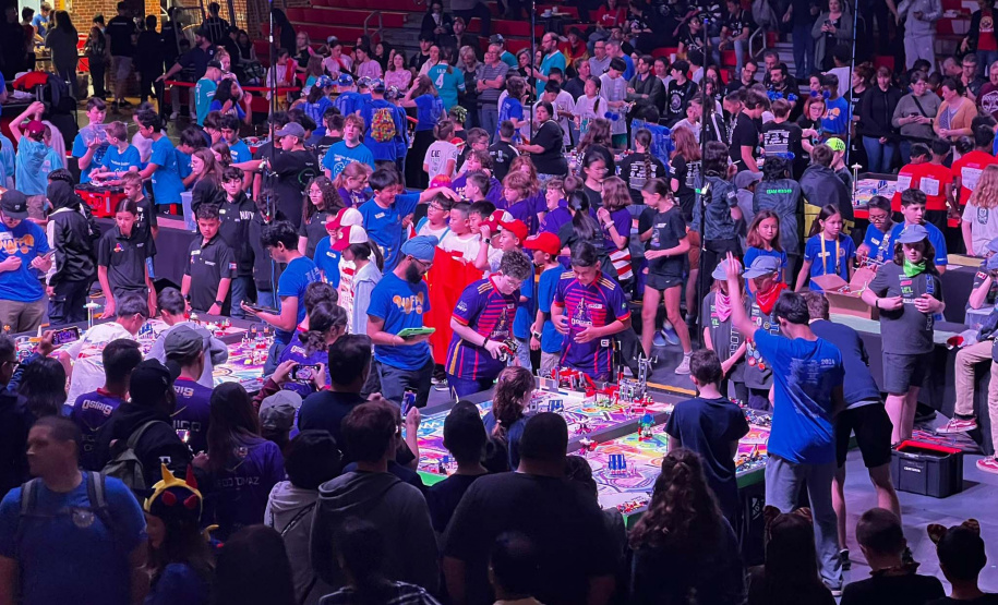 Estudantes de 13 a 28 anos de colégios públicos e privados de Curitiba e região alcançaram a segunda colocação entre 100 equipes de vários países em um torneio internacional realizado nos dias 7 a 9 de junho em Massachusetts. Projeto deles visa melhorar a mobilidade de pessoas idosas.