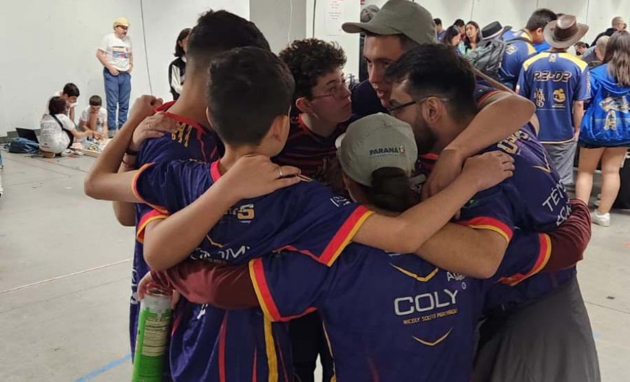 Estudantes de 13 a 28 anos de colégios públicos e privados de Curitiba e região alcançaram a segunda colocação entre 100 equipes de vários países em um torneio internacional realizado nos dias 7 a 9 de junho em Massachusetts. Projeto deles visa melhorar a mobilidade de pessoas idosas.