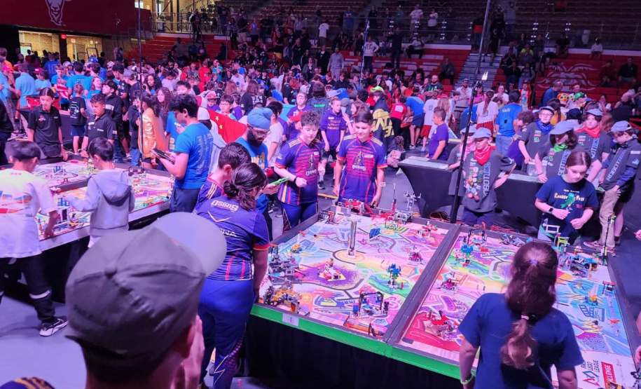 Estudantes de 13 a 28 anos de colégios públicos e privados de Curitiba e região alcançaram a segunda colocação entre 100 equipes de vários países em um torneio internacional realizado nos dias 7 a 9 de junho em Massachusetts. Projeto deles visa melhorar a mobilidade de pessoas idosas.