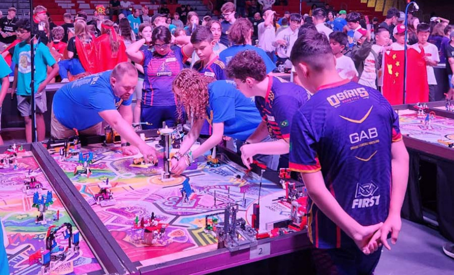 Estudantes de 13 a 28 anos de colégios públicos e privados de Curitiba e região alcançaram a segunda colocação entre 100 equipes de vários países em um torneio internacional realizado nos dias 7 a 9 de junho em Massachusetts. Projeto deles visa melhorar a mobilidade de pessoas idosas.