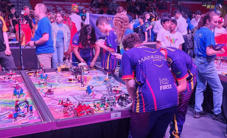 Estudantes de 13 a 28 anos de colégios públicos e privados de Curitiba e região alcançaram a segunda colocação entre 100 equipes de vários países em um torneio internacional realizado nos dias 7 a 9 de junho em Massachusetts. Projeto deles visa melhorar a mobilidade de pessoas idosas.