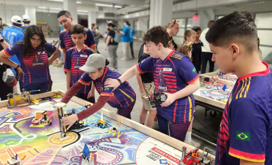 Estudantes de 13 a 28 anos de colégios públicos e privados de Curitiba e região alcançaram a segunda colocação entre 100 equipes de vários países em um torneio internacional realizado nos dias 7 a 9 de junho em Massachusetts. Projeto deles visa melhorar a mobilidade de pessoas idosas.