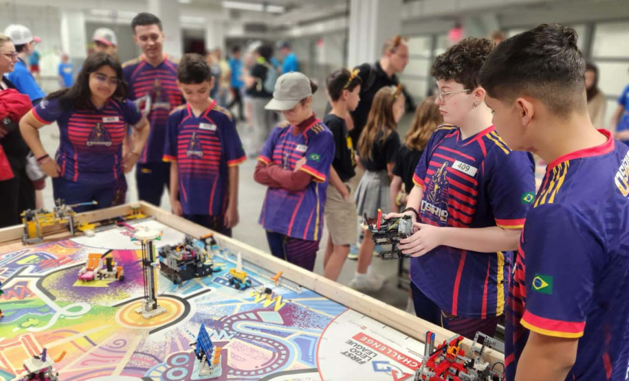 Estudantes de 13 a 28 anos de colégios públicos e privados de Curitiba e região alcançaram a segunda colocação entre 100 equipes de vários países em um torneio internacional realizado nos dias 7 a 9 de junho em Massachusetts. Projeto deles visa melhorar a mobilidade de pessoas idosas.