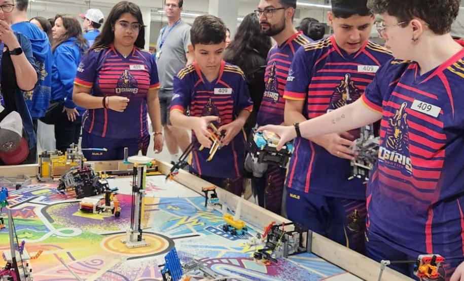 Estudantes de 13 a 28 anos de colégios públicos e privados de Curitiba e região alcançaram a segunda colocação entre 100 equipes de vários países em um torneio internacional realizado nos dias 7 a 9 de junho em Massachusetts. Projeto deles visa melhorar a mobilidade de pessoas idosas.