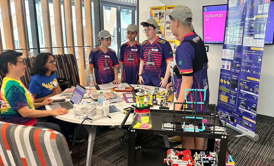 Estudantes de 13 a 28 anos de colégios públicos e privados de Curitiba e região alcançaram a segunda colocação entre 100 equipes de vários países em um torneio internacional realizado nos dias 7 a 9 de junho em Massachusetts. Projeto deles visa melhorar a mobilidade de pessoas idosas.