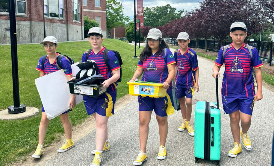 Estudantes de 13 a 28 anos de colégios públicos e privados de Curitiba e região alcançaram a segunda colocação entre 100 equipes de vários países em um torneio internacional realizado nos dias 7 a 9 de junho em Massachusetts. Projeto deles visa melhorar a mobilidade de pessoas idosas.