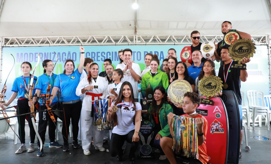 O governador Carlos Massa Ratinho Junior anunciou neste sábado (22), no balneário de Praia de Leste, o projeto de modernização da orla de Pontal do Paraná e um pacote de investimentos para a cidade que ultrapassará R$ 96 milhões