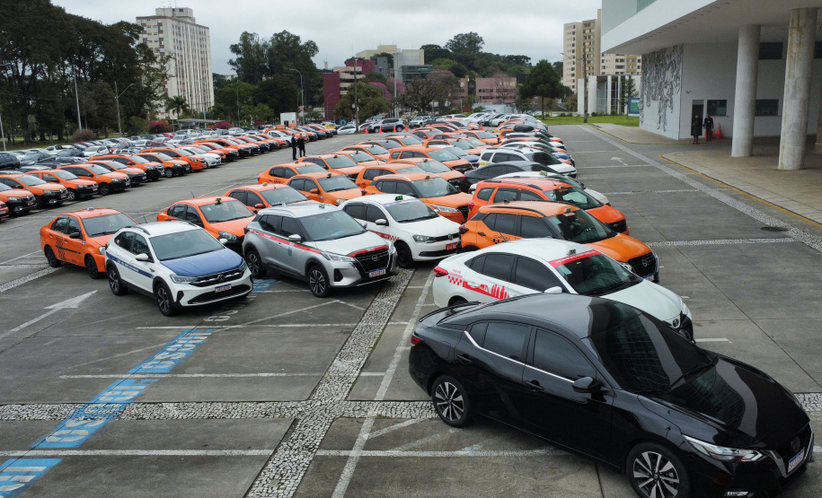 Governo do Paraná abre linha de crédito com juros subsidiados para taxistas renovarem frota