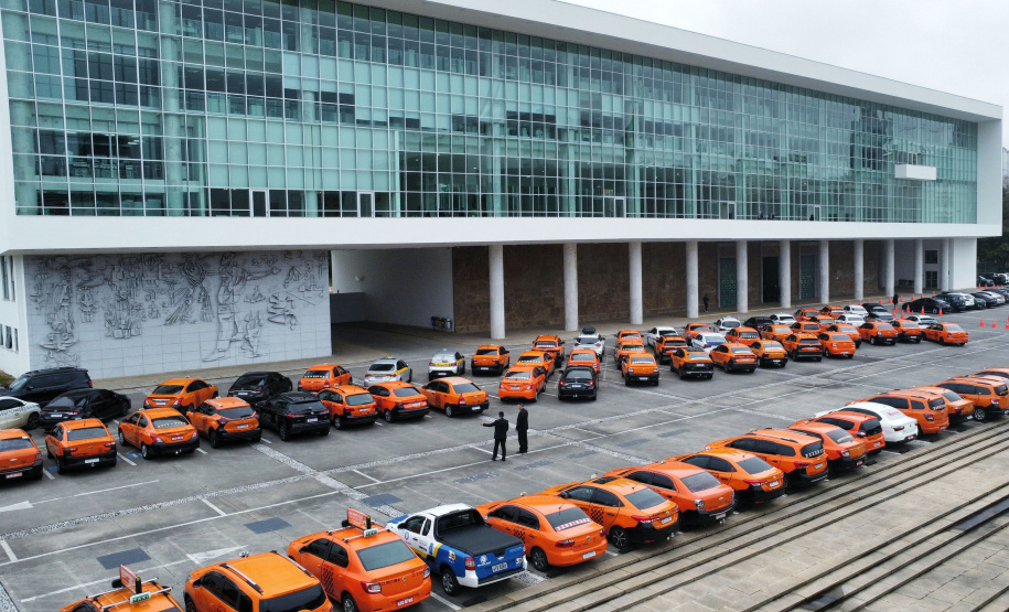 Governo do Paraná abre linha de crédito com juros subsidiados para taxistas renovarem frota