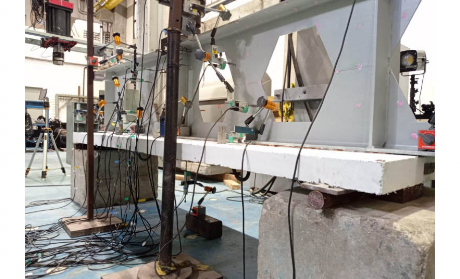 Pesquisa desenvolvida na UEM aponta viabilidade do aço reforçado por  nióbio para obras de construção