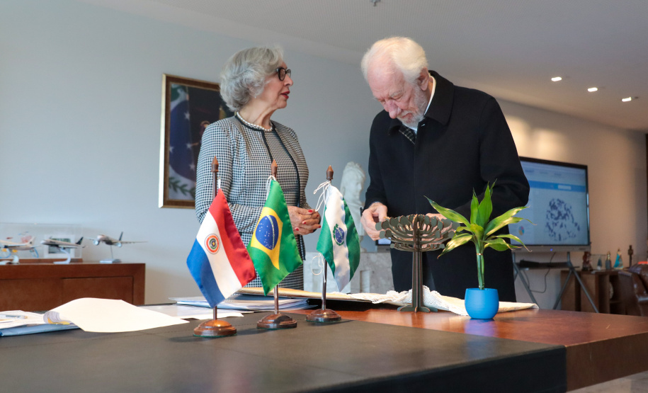 O governador em exercício Darci Piana recebe nesta terça-feira (16) a  Sra Maria Amarilla, Embaixadora do Paraguai.