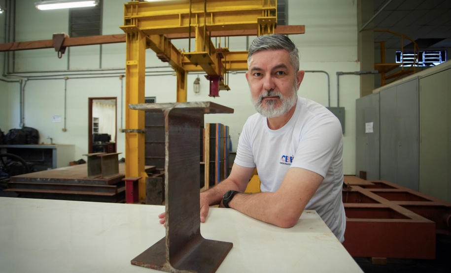 Pesquisa desenvolvida na UEM aponta viabilidade do aço reforçado por  nióbio para obras de construção