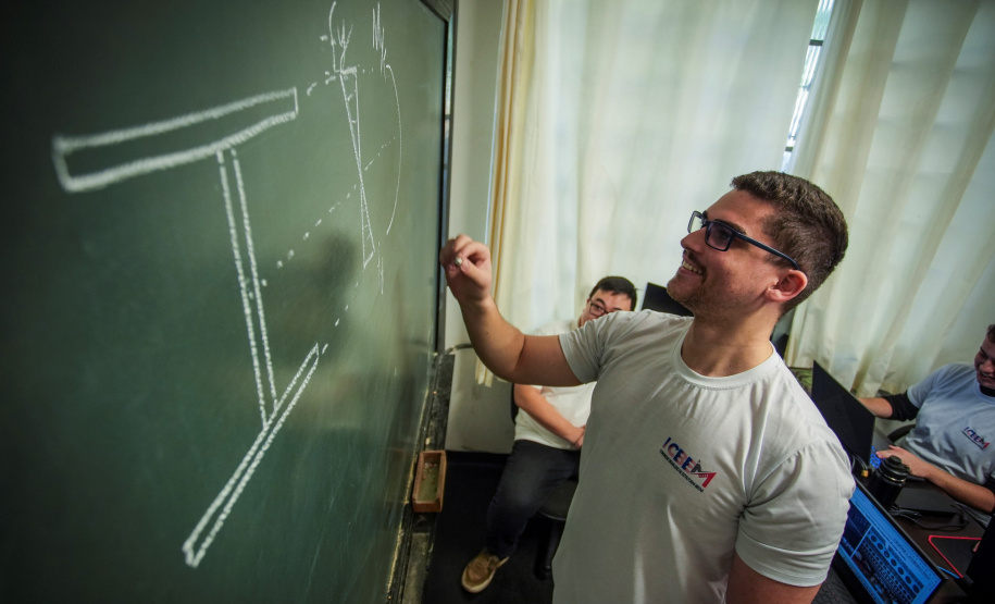 Pesquisa desenvolvida na UEM aponta viabilidade do aço reforçado por  nióbio para obras de construção