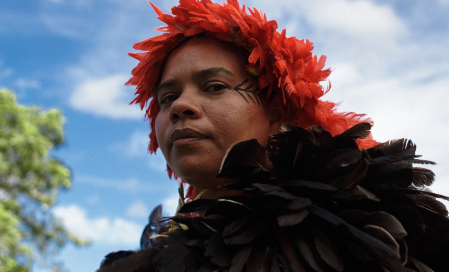 Glicéria Tupinambá abre videoinstalação no MUPA sobre os mantos Tupinambá