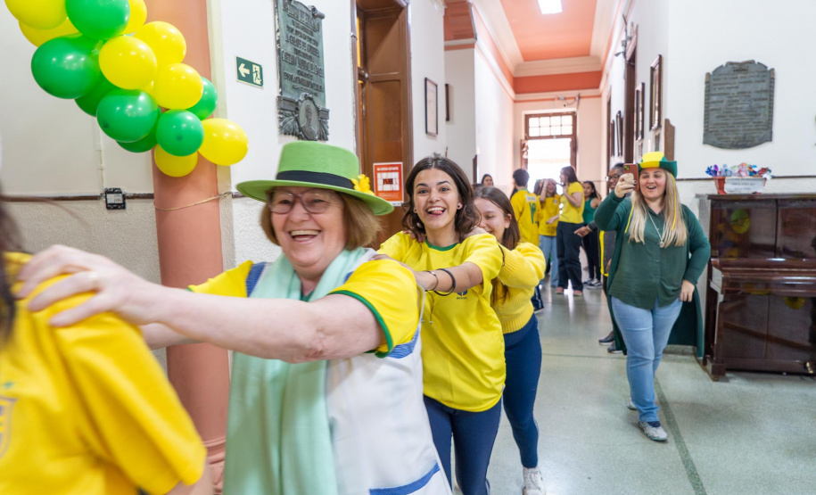 Aula de globalização: escolas estaduais mobilizaram alunos para a abertura das Olimpíadas