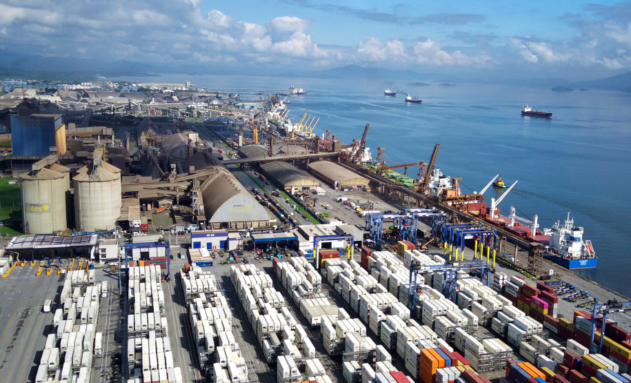 Portos do Paraná registram recorde histórico de movimentação mensal