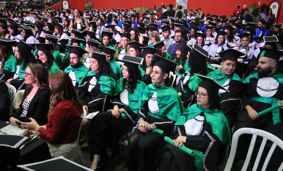 UEL forma primeiras turmas de Biotecnologia e Nutrição