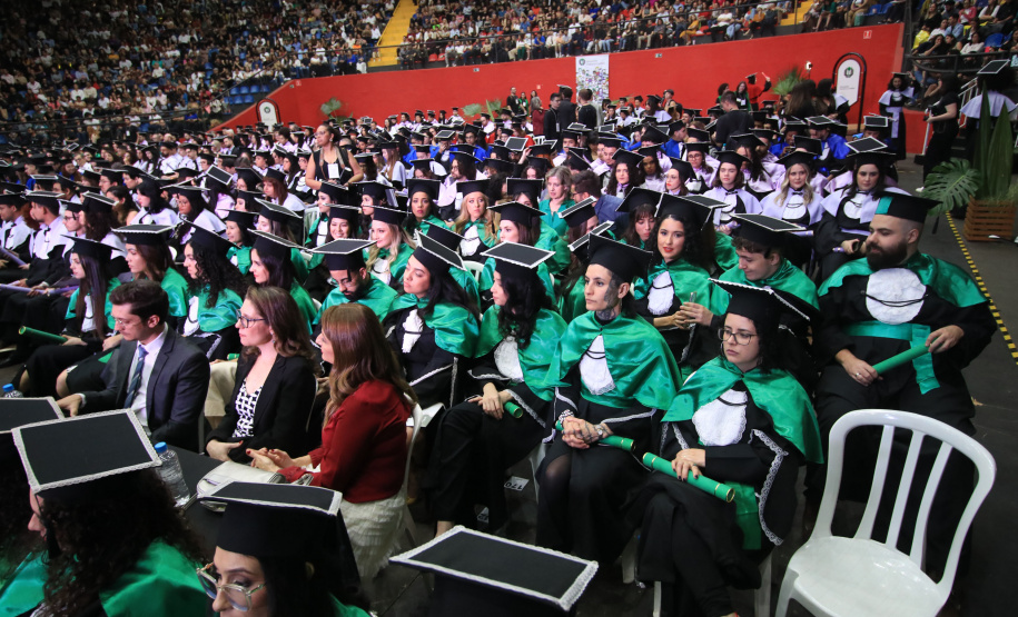 UEL forma primeiras turmas de Biotecnologia e Nutrição