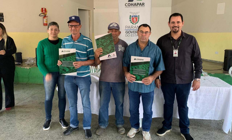 COHAPAR - Entrega de títulos de regularização fundiária em Japira