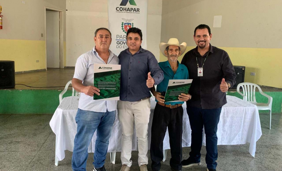 COHAPAR - Entrega de títulos de regularização fundiária em Japira