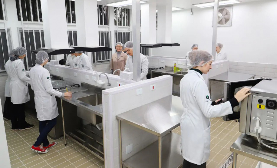 UEL forma primeiras turmas de Biotecnologia e Nutrição