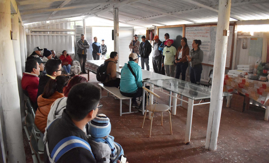 Horta comunitária do programa Cultivar Energia em Maringá recebe comitiva peruana