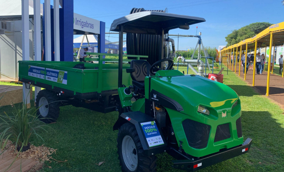 Trator elétrico desenvolvido na Unioeste promove uso de tecnologia sustentável no campo