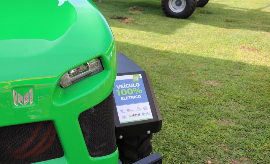 Trator elétrico desenvolvido na Unioeste promove uso de tecnologia sustentável no campo