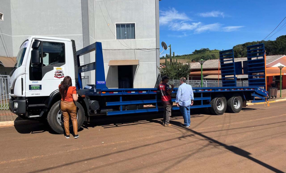 Goioxim é mais um município que foi contemplado no início deste ano com recursos a fundo perdido via Secid. Com a liberação no valor de R$ 735.800,00, a prefeitura comprou um caminhão com plataforma (prancha), zero quilômetro.